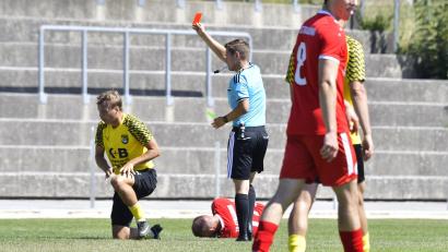 Bild: Hubert Ziegler
Noah Majdic (links) vom FC Amberg sah in der 45. Minute von Schiedsrichter Daniel Reich (rechts) wegen wiederholtem Foulspiel die rote Karte.