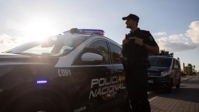 Bild: Clara Margais/dpa
Die spanische Polizei hat eine internationale operierende Bande zerschlagen, die von Spanien aus synthetische Drogen nach Nordafrika schmuggelte und von dort auf der Rückfahrt Migranten nach Spanien brachte.