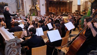 Bild: Robert Dotzauer
Brücken schlagen zwischen Orient und Okzident hieß der Leitgedanke des Turkish National Youth Philharmonic Orchestra beim Konzert in der Klosterkirche Speinshart unter Leitung von Cem Mansur.