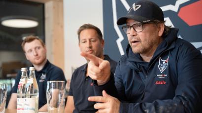 Bild: Gabi Schönberger
Den Blick auf dem Menschen nicht den Sportler: Weidens Coach Dave Matsos (rechts) setzt bei den Blue Devils weniger auf den Spielstil, sondern mehr auf das Teamgefüge.