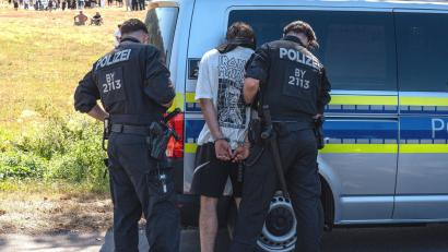 Bild: Ferdinand Merzbach/NEWS5/dpa
Am früheren Wohnsitz des YouTubers „Drachenlord“ gab es einen Polizeieinsatz.