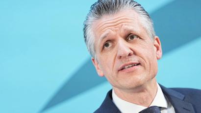 Bild: Michael Kappeler/dpa
Der Unionsfraktionschef beharrt auf um Umsetzung des Gesamtkonzepts. (Archivbild)
