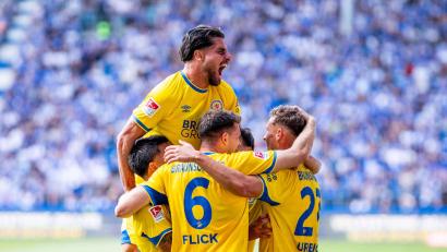 Bild: Julius Frick/dpa
Jubel-Pulk bei Eintracht Braunschweig. In Magdeburg gab es den ganz oft.