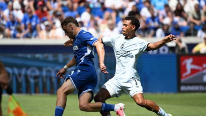 Bild: Uli Deck/dpa
Auch mal die Linie entlang: Karlsruhes Noel Eichinger (l) im Duell mit dem Bielefelder Henri Koudossou.