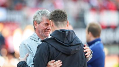 Bild: Daniel Karmann/dpa
Zwei, die sich mögen: Miroslav Klose (r) und Friedhelm Funkel. (Archivbild)