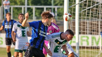 Bild: Dieter Jäschke
Dieser Kopfball des Weideners Adrian Hoti verfehlte das Ammerthaler Tor: Die SpVgg SV Weiden zog im Derby gegen die DJK Ammerthal verdient mit 1:2 den Kürzeren.