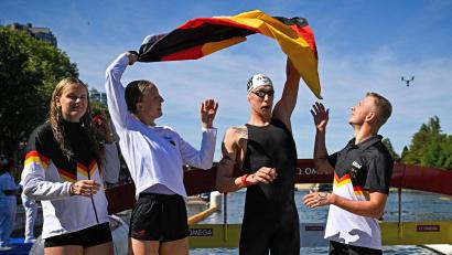 Bild: Julien De Rosa/AFP/dpa
Die deutsche Freiwasser-Staffel hat Grund zur Freude.