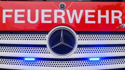 Bild: Klaus-Dietmar Gabbert/dpa
Die Feuerwehr rückt nachts zu einem brennenden Wohnhaus aus. (Symbolbild)