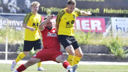 Bild: Hubert Ziegler
Spielender Co-Trainer Matthias Graf (rechts) und der FC Amberg kassierten gegen den SV Türk Gücü Straubing die dritte Niederlage im vierten Saisonspiel.