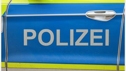 Symbolbild: Jan Woitas/dpa
Ein Böllerwurf löst in Hof einen größeren Polizeieinsatz aus.