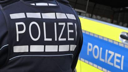 Symbolbild: Bernd Weißbrod/dpa
Nach einer Kollision zweier Autos fährt ein Beteiligter einfach weiter. In Schmidgaden sucht die Polizei nun nach dem Fahrer eines gelben Autos.