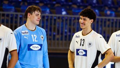 Bild: Dušan Sandić/Deutscher Handballbund/dpa
Dürfen sich Europameister nennen: Tjorven Knackstedt (l) und Elvis Ernesto Kretzschmar. (Handout)