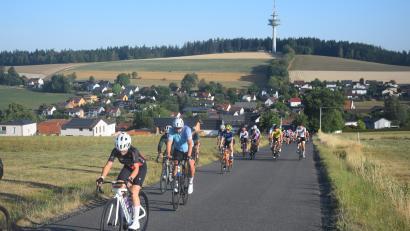 Bild: Ernst Frischholz
Das schöne Panorama in Letzau im Rücken und die 200 Kilometer vor sich. Da war die Stimmung noch gut.