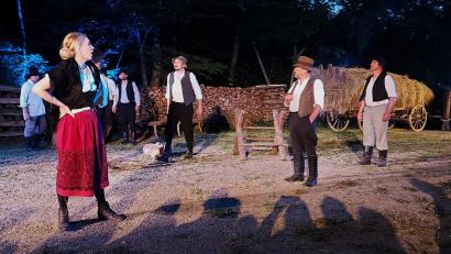 Bild: Georg Lang
Wanka (Magdalena Höcherl) organisiert als resolute Baldowerin den Viehschmuggel im großen Stil.