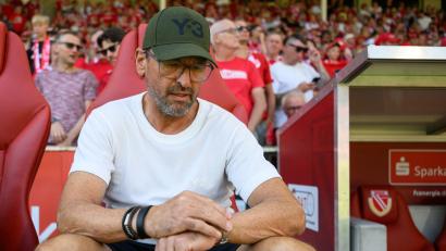 Bild: Robert Michael/dpa
Muss auf den Anpfiff warten: Energie-Coach Claus-Dieter Wollitz.