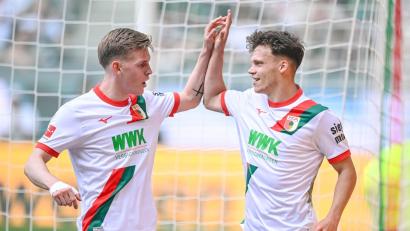 Bild: Harry Langer/dpa
Anton Kade (l) und Robin Fellhauer waren für den FC Augsburg im Testspiel erfolgreich. (Archivbild)