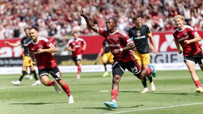 Bild: Daniel Löb/dpa
Mohamed Ali Zoma (M) ist für den 1. FC Nürnberg Gold wert.