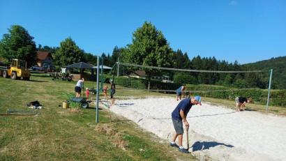 Bild: Michael Riedl
Auch der Sand des Volleyballfeldes wurde gereinigt und von eingewachsenem Gras befreit.