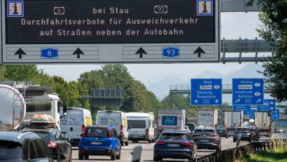 Bild: Stefan Puchner/dpa
Die Polizei hat die Einhaltung von Durchfahrtsverboten entlang der vielbefahrenen und stauanfälligen Autobahn A8 Richtung Salzburg kontrolliert.