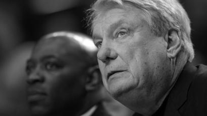 Bild: Steve Dykes/epa/dpa
Nelson war einer der größten Förderer von Nowitzki. (Archivfoto)