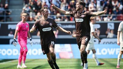 Bild: Christian Charisius/dpa
Brachte seine neue Mannschaft in Führung: St.-Pauli-Verteidiger Marcus Mathisen (r).