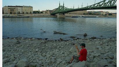 Bild: Bela Szandelszky/AP/dpa
In Budapest führt die Donau wenig Wasser - Relikte aus der Vergangenheit kommen zum Vorschein.