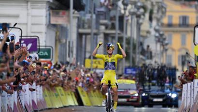 Bild: Philippe Magoni/AP/dpa
Vollering feiert ihren Tour-Sieg.