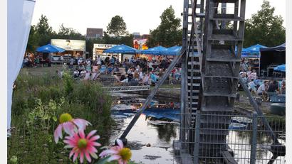 Bild: Heidi Franitza
Tolle Location: Das ehemalige LSG Gelände mit dem riesigen Wasserrad bietet sich förmlich für ein Sommerfestival an.