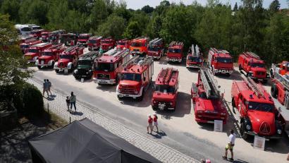 Bild: flm
Der gesamte Schotterplatz neben dem Feuerwehrhaus an der Bahnhofstraße war mit historischen Feuerwehrfahrzeugen belegt.