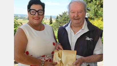 Bild: Gerhard Franz
Bernhard Popp feierte seinen 90. Geburtstag, wozu ihm Bürgermeisterin Birgit Fruth gratulierte und als Geschenk einige Euros Amberger Stadtgeld überreichte.