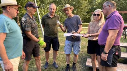 Bild: Marianne Moosburger
Josef Koch (Mitte) bespricht als Gesamtverantwortlicher mit freiwilligen Helfern den Aufbauplan der Bänke .