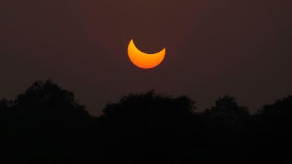 Bild: K.M. Chaudary/AP/dpa
Eine partielle Sonnenfinsternis vor Sonnenuntergang in Pakistan. (Archivbild)