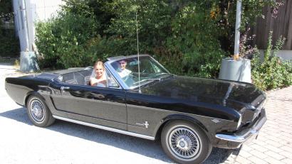 Bild: Konrad Rosner
Ein Ford Mustang, Baujahr 1966, diente als Hochzeitsauto. Der Bräutigam fuhr selbst.