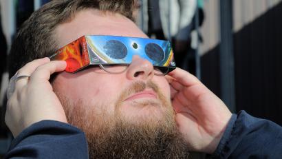 Archivbild: Wolfgang Steinbacher
Ein Tipp für die partielle Sonnenfinsternis am 12. August: Bitte nur mit "Sofi-Brille" in die Sonne schauen – so, wie es Besucher der Sternwarte Ursensollen im Oktober 2022 gemacht haben.