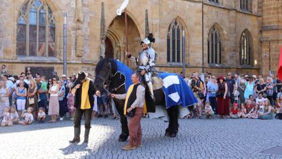 Bild: Heidi Franitza
Hoch zu Ross: Ritter Jörg von Leuchtenberg am Amberger Marktplatz.