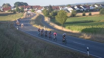 Bild: Ernst Frischholz
Früh um 7 Uhr bei angenehmen 17 Grad gingen Marathonfahrer die 205 Kilometer an. Nachmittags kamen sie bei über 30 Grad wieder zurück.