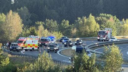 Bild: Elisabeth Dobmayer
Ein Motorradfahrer stürzte am Samstagabend auf der A 6 bei Wieselrieth mit seiner Suzuki. Der Verkehr floss an der Unfallstelle vorbei.