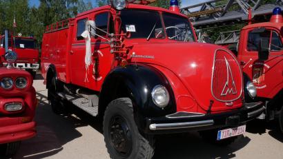 Bild: flm
Zierte in diesem Jahr den Glaspokal, der an alle Oldtimerfreunde verteilt wurde: Das ehemalige Tanklöschfahrzeug der Freiwilligen Feuerwehr Waldsassen, das jetzt Bestandteil der Flotte von Dr. Wolfgang Fortelny ist.