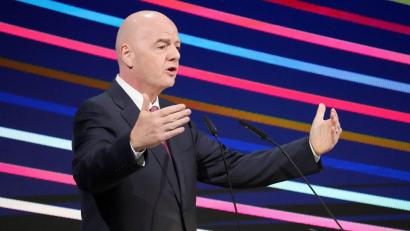 Bild: Darko Vojinovic/AP/dpa
FIFA-Chef Gianni Infantino kämpft um sein Amt. (Archivbild)