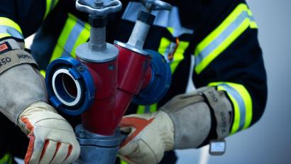 Bild: Rolf Vennenbernd/dpa
Feuerwehrleute löschen die Flammen. (Symbolbild)