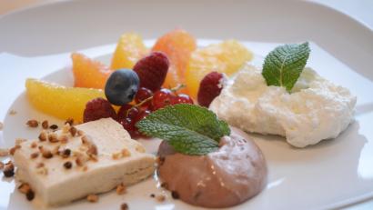 Bild: Gabi Schönberger
Das Dessert von Menü 2: Helles und dunkles Mousse au Chocolat mit Orangen-Grapefruit-Salat und Florentiner Parfait.