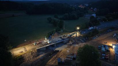 Bild: Staatliches Bauamt Amberg-Sulzbach
Wenn es dunkel wird, leuchten Scheinwerfer die Baustelle aus. Die Arbeiten an der neuen Flembachbrücke laufen auf Hochtouren.