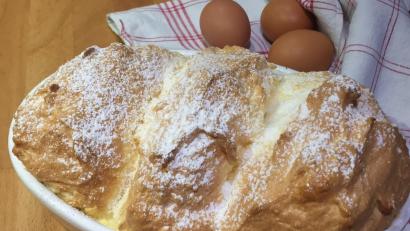 Bild: Michael Schiffer 
Goldbraun und federleicht – so sollen sie sein, die Salzburger Nockerln. Vor dem Servieren mit Puderzucker bestäubt, muss die süße Köstlichkeit schnell auf den Tisch kommen.
