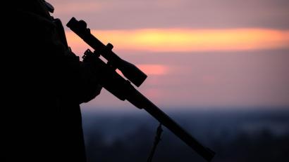 Bild: Friso Gentsch/dpa
Nach dem Waffengesetz gilt jemand als waffenrechtlich unzuverlässig, wer einer Vereinigung unterstützt, die verfassungsfeindliche Bestrebungen verfolgt. (Symbolbild)