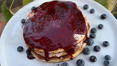 Bild: Michael Schiffer
Das sieht nicht nur gut aus: Buttermilchpfannkuchen mit Blaubeersauce.
