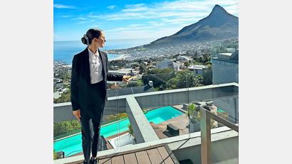Bild: Letizia-Clara Müller
Die frischgebackene Tourismusmanagement-Fachfrau Letizia-Clara Müller setzt ihre in Wiesau erworbenen Kenntnisse in Kapstadt um. Im Hintergrund der 669 Meter Hohe Lion's Head und der Atlantik.