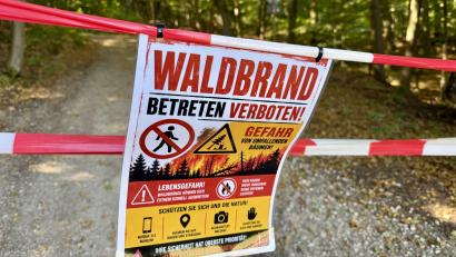 Bild: gri
"Betreten verboten" gilt auch Tage nach dem Waldbrand bei Freudenberg, und zwar am ganzen Johannisberg. Also auch dort, wo es keine Warnschilder gibt.