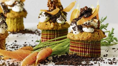 Bild: Jan C. Brettschneider/DK Verlag/dpa
Möhren bringen im Rohzustand schon eine eigene Süße mit. Daher schmecken die Möhren-Mascarpone-Cupcakes von Christian Hümbs süßer als man vermutet. Dekoriert hat sie der „Das große Backen“-Juror mit Schokoladen-Sand und gehobelten Möhren.