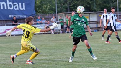 Bild: Rudi Gebert
Jonas Dybicki wirkt nur in dieser Szene kopflos. Der Stürmer des SV Mitterteich II erzielte beide Tore beim 2:1-Sieg gegen den TSV Konnersreuth.