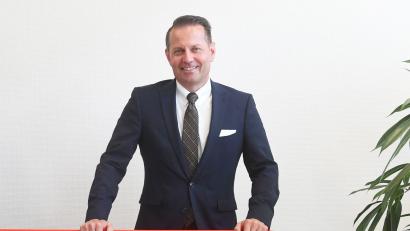 Archivbild: Gabi Schönberger
Der ehemalige Vorstandsvorsitzende der Vereinigten Sparkassen Eschenbach-Neustadt/WN-Vohenstrauß, Gerhard Hösl, ist im Alter von 58 Jahren verstorben.
